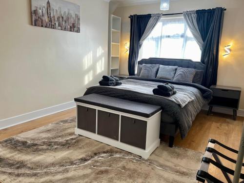 Feltham North House | Luxurious Cozy London Holiday Home