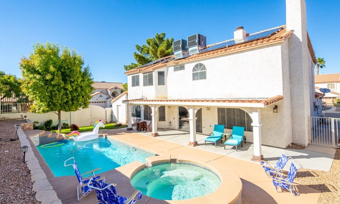 Whitney Ranch House | Luxurious & Cozy ⛱SUNNY PRIVATE Pool★PETS ALLOWED★PVT Yard★Arcade Game Room