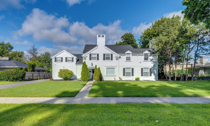 Highland Park House | Luxurious Detroit Home - Walk to Golf & Park!