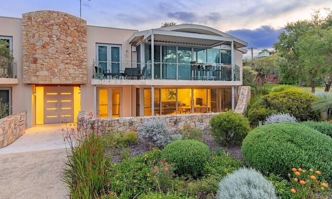 Dunsborough House | Luxurious family friendly apartment right on the bay with beautiful bay views