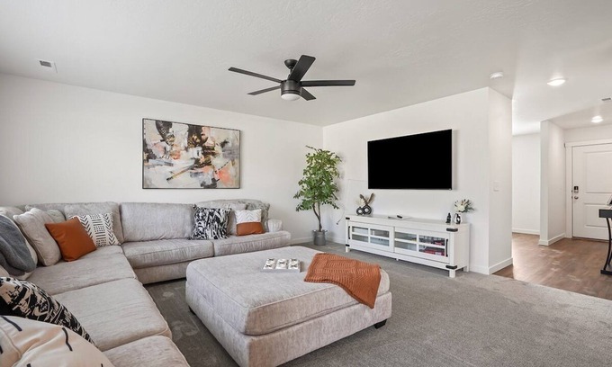 Meridian House | Luxurious Family Oasis- Ping pong, BBQ, huge yard