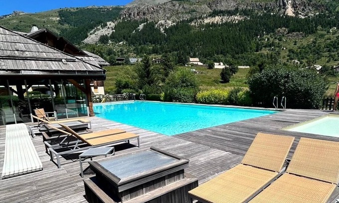 Monetier-les-Bains Apartment | Luxurious 2-bedroom apartment at the foot of the slopes with heated pool