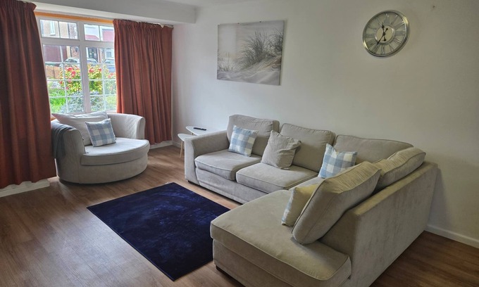 Staines House | Luxurious 4-Bedroom Retreat in Staines with Private Garden & Easy Parking