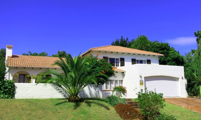 Stellenbosch House | Luxurious holiday home, solar heated pool, near Cape Town
