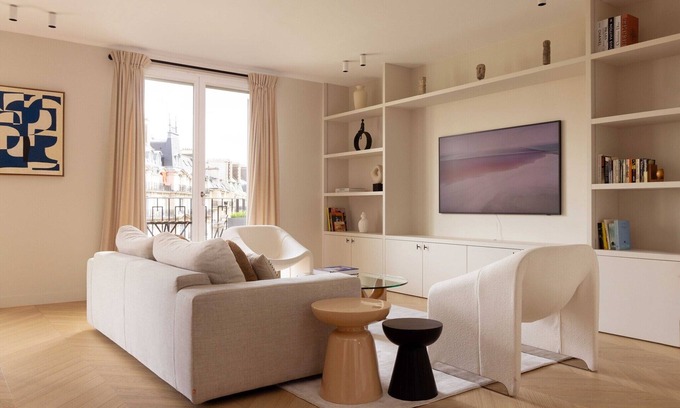 Chaillot Apartment | Luxurious Home in Triangle d'Or- Eiffel Tower View