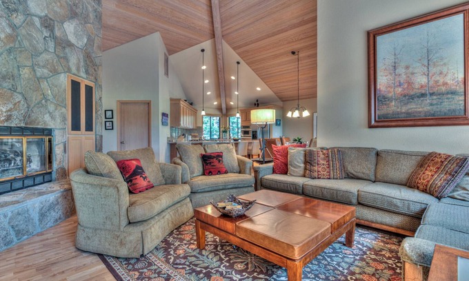 Overlook Park House | Luxurious home on the golf course. Oversized deck, hot tub, covered patio!