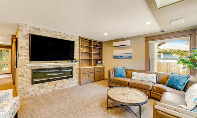Bayshore House | Luxurious home with 3 suites, 3 fireplaces, game room & hot tub - walk to beach