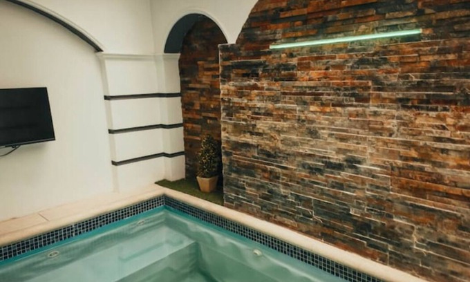 Guayaquil House | Luxurious house with jacuzzi & BBQ, close to everything!