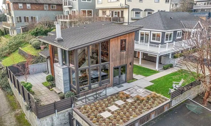 Magnolia House | Luxurious House with Views & Air Conditioning near Queen Anne & Ballard!