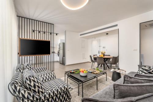 Kiryat HaLeom Apartment | Luxurious Huge 2BDR&2Bth w Parking- mahne yehuda sea-u jerusalem