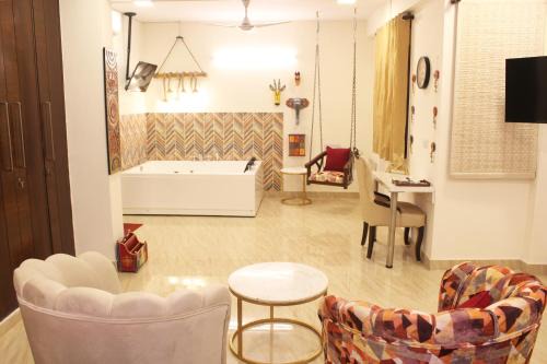 Greater Kailash Apartment | Luxurious Jacuzzi Hot Tub 1BHK Suite with Spa Tub 11