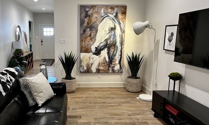 Abilene House | Luxurious King Bed + Hot Tub + Garage - Dreamhouse Abilene Sleeps 10! By G4ther