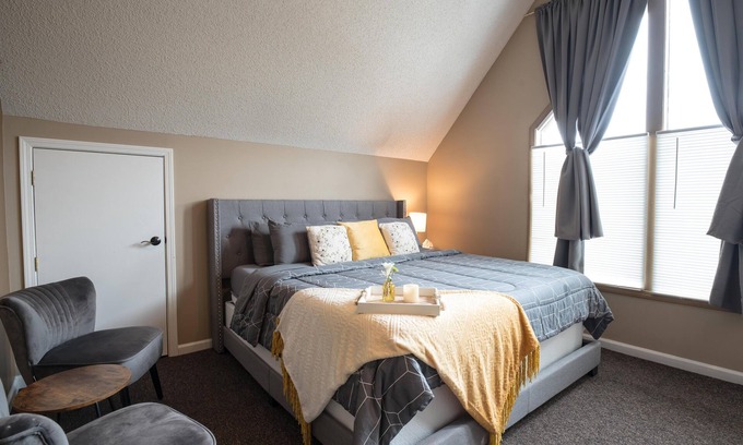 Nashville Hotel | Luxurious king bed suite overlooking Nashville steps to dining and shopping!