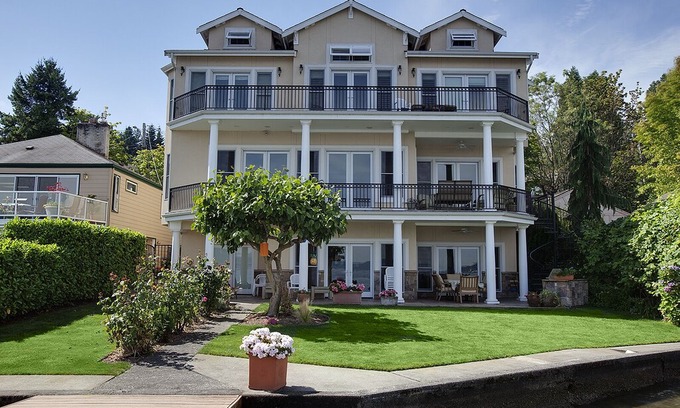 Bryn Mawr-Skyway House | Luxurious Lake Washington retreat with moorage