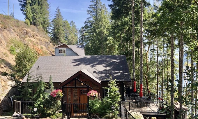 Youbou House | Luxurious Lakefront Private Beach, Dock and Hot tub!