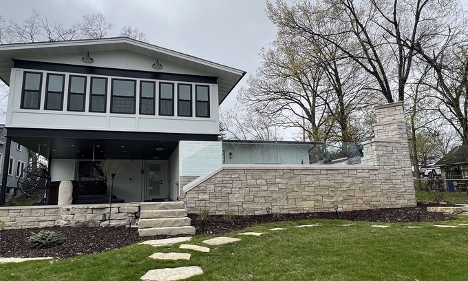 Paddock Lake House | Luxurious Lakefront Home