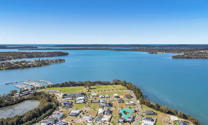 Morisset Park House | Luxurious Lakeside Oasis