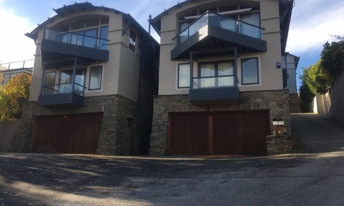 Wanaka Apartment | Luxurious Lakeside Apartment