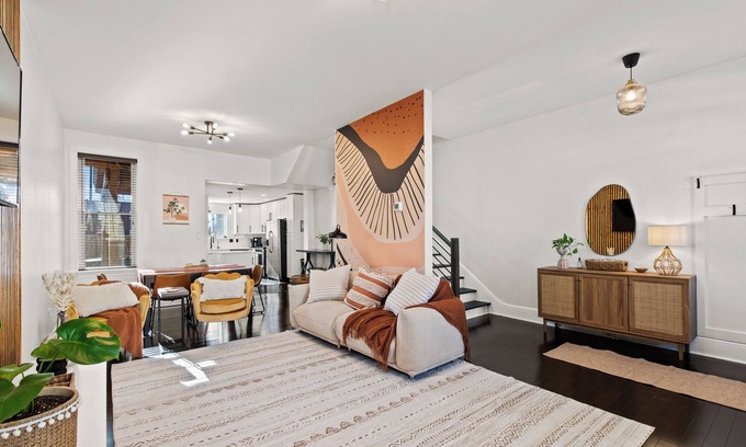 Lancaster House | Luxurious Lancasater home [6 beds - 10 guests]! FREE parking! Clean + walkable!