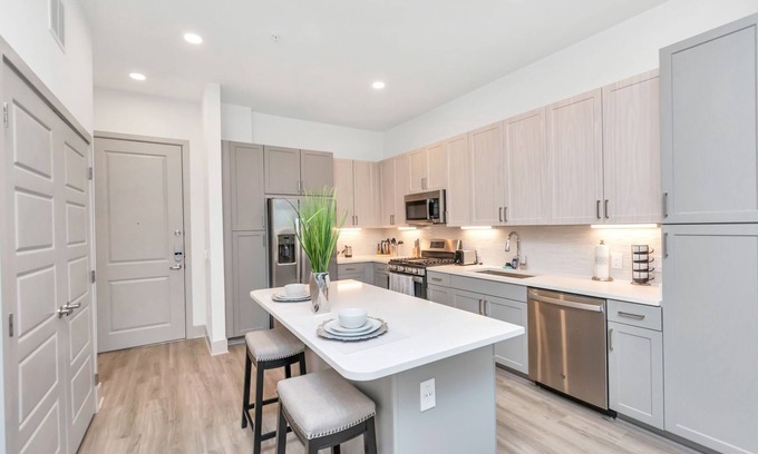Greenway Plaza-Upper Kirby Apartment | Luxurious living in River Oaks