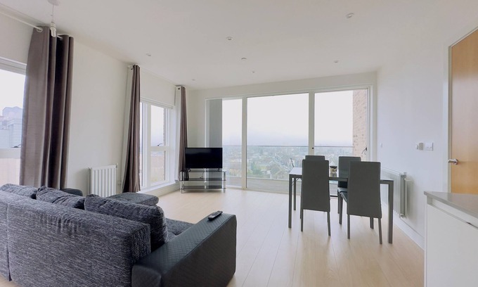 Addiscombe Apartment | Luxurious London Apartment w/Balcony & gym