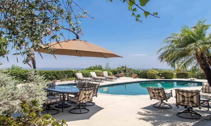 Sherman Oaks House | LUXURIOUS- LOS ANGELES- SINGLE STORY- HOME-PANORAMIC VIEW-POOL-SPA