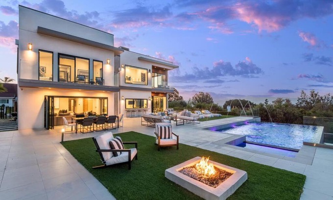Tarzana House | Luxurious Mansion Exquisite 6BR Home with Pool!