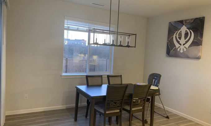 West Lake Stevens House | Luxurious Modern Home minutes away from the lake and all your convenient stores!