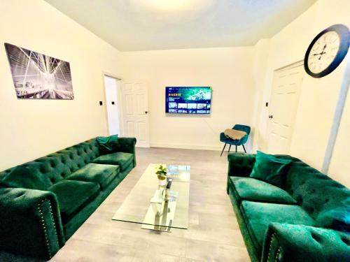 Leeds House | Luxurious & modern large house 9mins drive to town