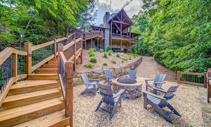 Blue Ridge House | Luxurious modern rustic house on Lake Blue Ridge - sleeps 14