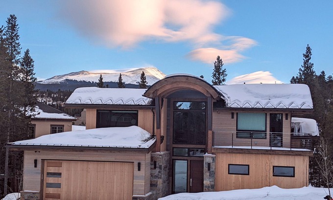 Four O'Clock House | Luxurious modern SKI-IN/SKI OUT chalet. Walk to town. Perfect for families.