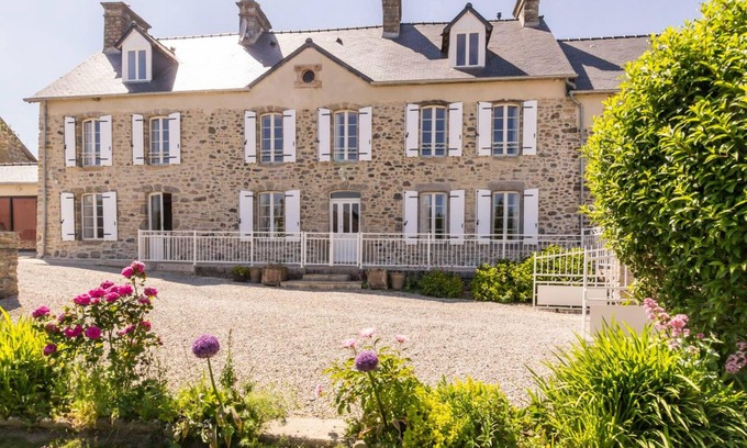 Camprond Cottage | Luxurious Normandy Retreat: 8 BR, Sauna, Swedish Bath, Pet-Friendly, Perfect for Gatherings!