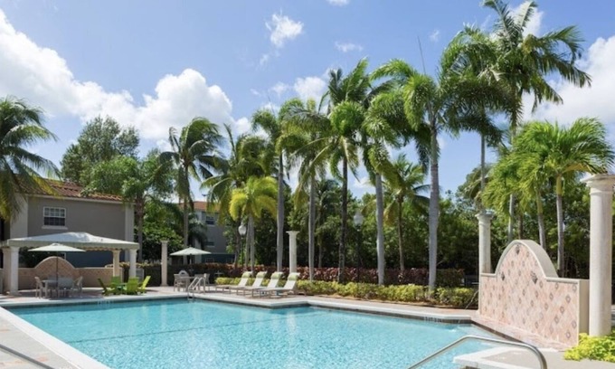 Pembroke Pines Apartment | Luxurious Oasis Villa Pines