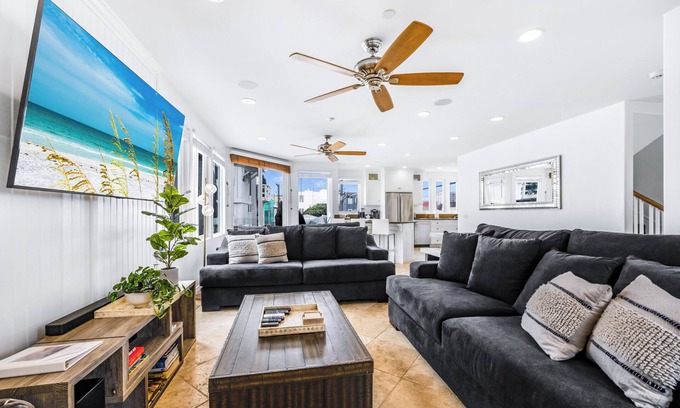 Mission Beach House | LUXURIOUS OCEAN VIEW HOME STEPS TO MISSION BEACH HUGE PATIO SLEEPS 14