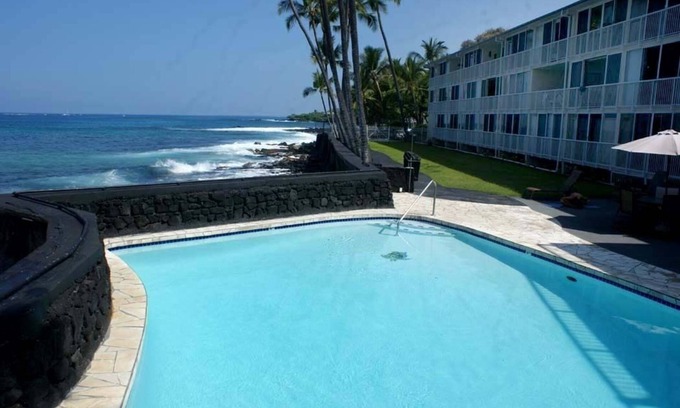 Kahaluu Bay Condo | Luxurious Oceanfront Penthouse Condo Air Conditioned. Sleeps 4