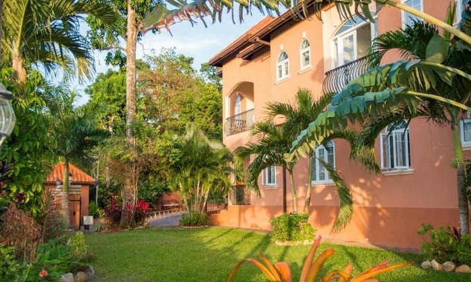 Runaway Bay Apartment | Luxurious Pen Hall Estate Apartment