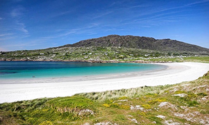 Roundstone Apartment | Luxurious Penthouse Apartment with panoramic sea views - in the village