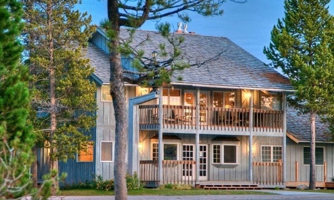 West Yellowstone House | Luxurious Rental Next to Yellowstone Park. Close to Downtown.