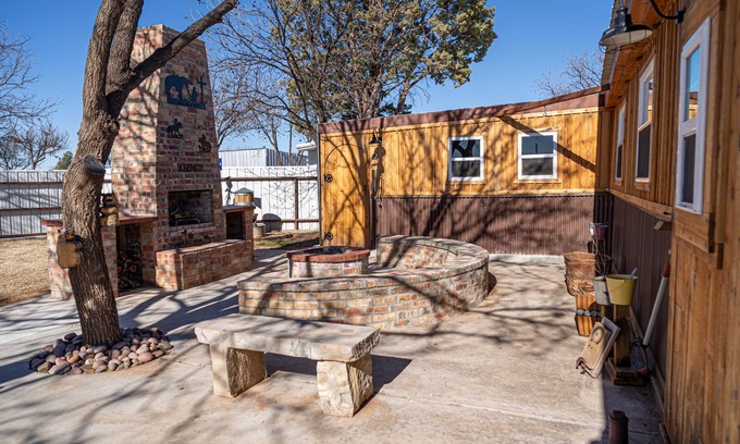 Shallowater House | Luxurious Retreat near Jones AT&T Stadium!