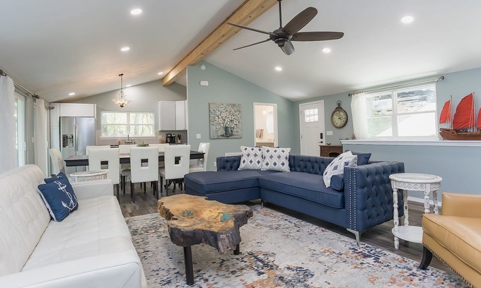 Beaver Shores House | Luxurious Rose Cottage on Beaver Lake