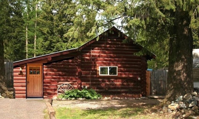 Martin City Cabin | Luxurious Rustic Log Cabin