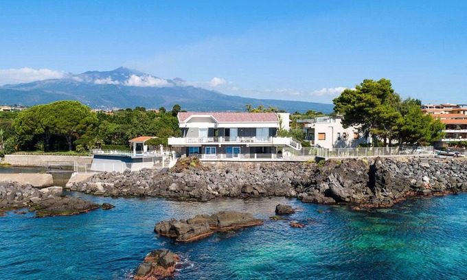 Stazzo Villa | Luxurious sea front villa with private pool