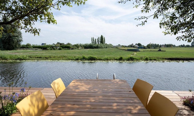 Municipality of Kaag en Braassem House | Luxurious semi-detached 5-person holiday home by the water.