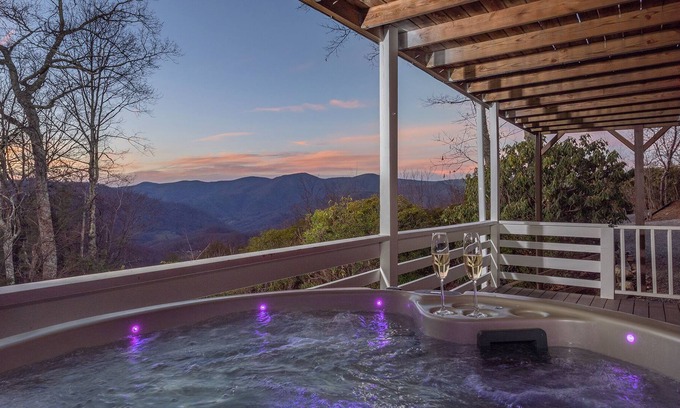 Maggie Valley House | ★Luxurious & Serene / ♛King Beds / HotTub / Views