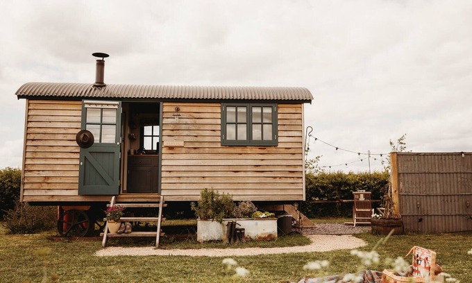 Chittering Apartment | Luxurious Shepherd's Hut with Wood fired Hot Tub