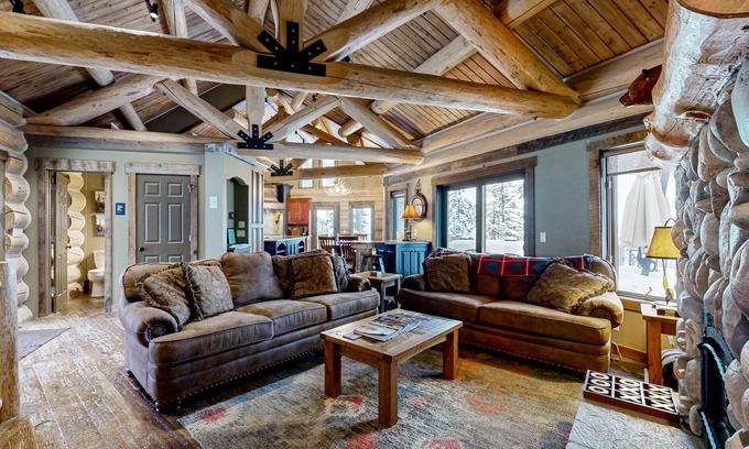 Whitefish Cabin | Luxurious Ski Lodge with Private Hot Tub - Perfect for Large Groups
