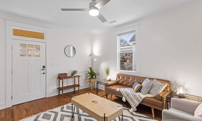 Memphis House | Luxurious + Spacious 3 BR In Midtown, LARGE backyard, Near food+Bar