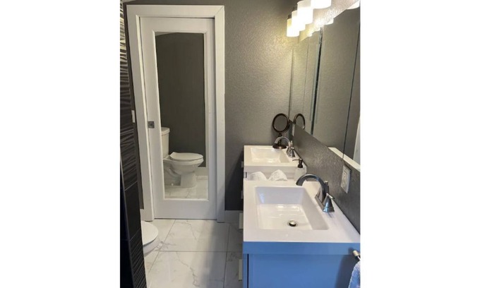 Thornton Apartment | Luxurious Studio Perfect for Travel Nurses