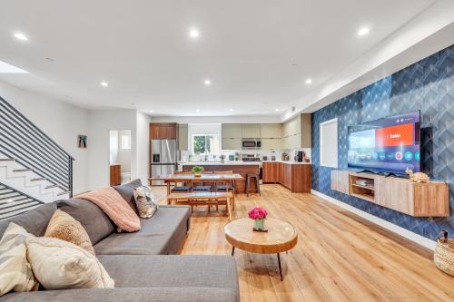 Sherman Oaks House | Luxurious Townhome W/3 Master Suites gated Parking