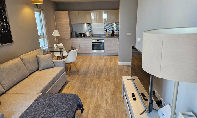 Fairfield Apartment | Luxurious Two Bedroom Apartment in Central Croydon